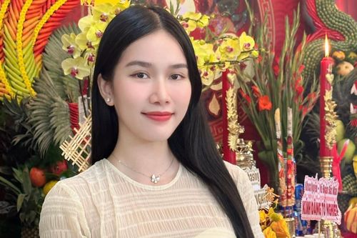 Á hậu Vbiz diện đầm thùng thình, che vóc dáng, netizen hỏi ngay chuyện có tin vui