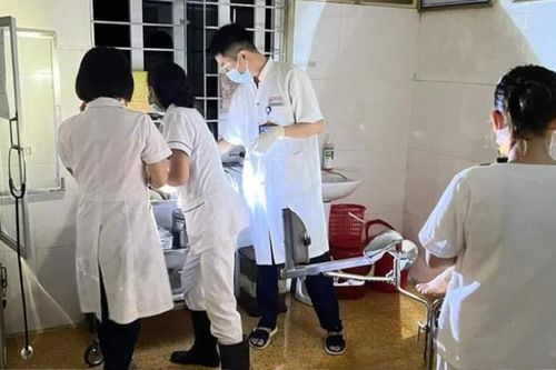 Sản phụ ở Nghệ An hạ sinh bé trai giữa tâm lụt, bác sĩ đặt cho cái tên hóm hỉnh