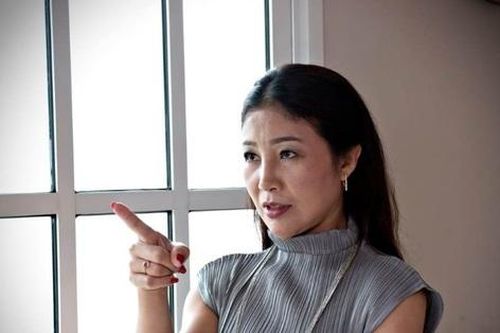 Mẹ chồng lên thăm nhưng con dâu chỉ chăm chăm mua sắm cho nhà ngoại