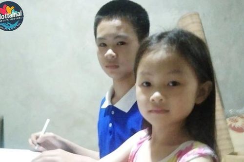 Mẹ vẫn nợ tiền chi phí đầu năm học của 2 con