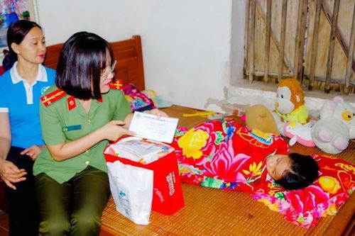 Phụ nữ Công an Hưng Yên tặng quà trung thu cho trẻ em đặc biệt khó khăn