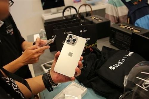 Người Việt nhận iPhone 15 lúc nửa đêm