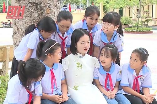 Cô giáo dệt ước mơ bằng đôi chân