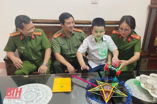 Thăm, tặng quà con cán bộ, chiến sỹ có hoàn cảnh đặc biệt, bị khuyết tật nhân dịp Tết Trung thu
