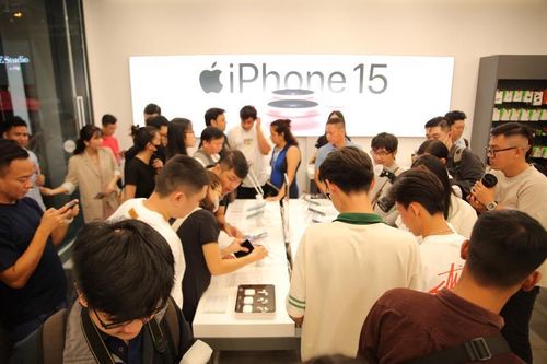Người Việt háo hức xuyên đêm vì nhận iPhone 15 series sớm nhất