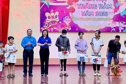 Tổ chức Trung thu cho thiếu nhi hoàn cảnh đặc biệt ở huyện Châu Phú