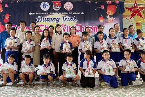 Hơn 200 phần quà cho thiếu nhi vùng biên vui Trung thu