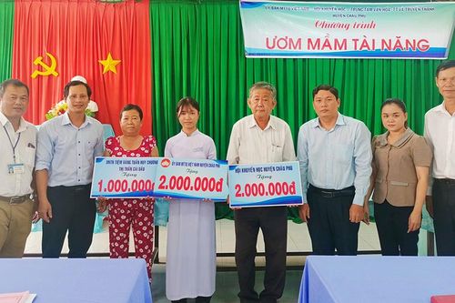 Trao Học bổng 'Ươm mầm tài năng' cho học sinh vượt khó học giỏi