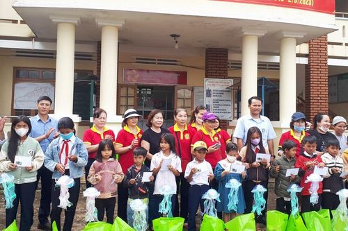 Tặng quà cho trẻ em có hoàn cảnh khó khăn