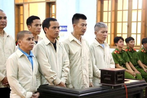 Gia Lai: 6 bị cáo tổ chức cho người khác trốn đi nước ngoài lãnh 45 năm tù