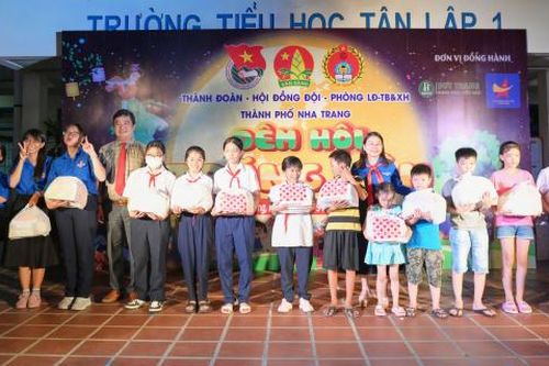 Trao 180 phần quà Trung thu cho thiếu nhi có hoàn cảnh khó khăn của TP. Nha Trang