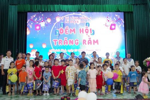 Lữ đoàn 101 tổ chức hoạt động vui Trung thu cho các thiếu nhi