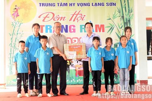 Lãnh đạo tỉnh thăm, tặng quà Tết Trung thu thiếu niên, nhi đồng