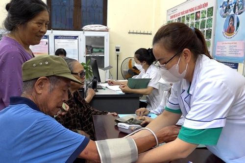 Khám, tư vấn sức khỏe cho 100% người cao tuổi trên địa bàn thành phố