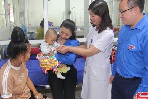 Tỉnh đoàn thăm, tặng quà trung thu các bệnh nhi
