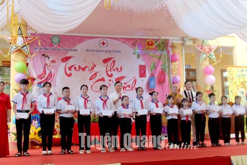 Tặng 214 suất quà cho các em học sinh có hoàn cảnh khó khăn huyện Yên Sơn