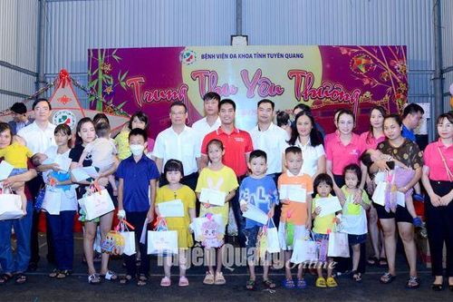 Hơn 130 bệnh nhân nhi được vui Trung thu