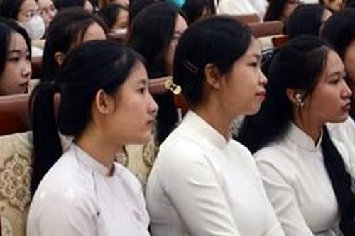 Hơn 1.800 tân sinh viên Trường đại học Ngoại ngữ, Đại học Huế vào năm học mới