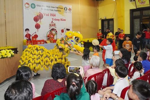 Trẻ em đến chùa Vĩnh Nghiêm vui Tết Trung thu