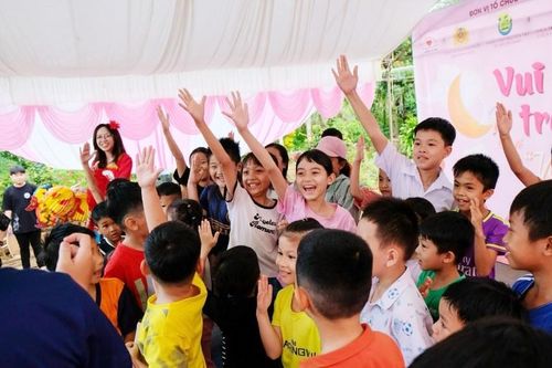Chùa Trúc Lâm (Q.3) tặng quà trung thu trẻ em vùng biên giới