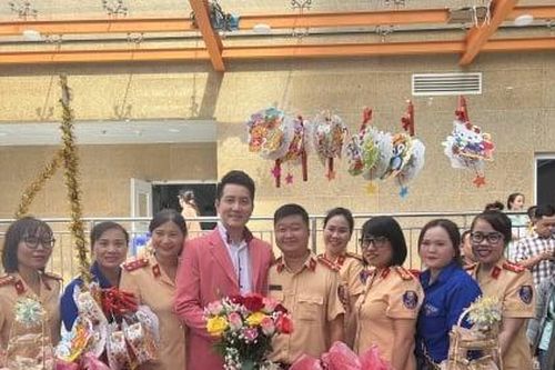 Các chiến sĩ cảnh sát giao thông đem Trung thu yêu thương về với bệnh nhi