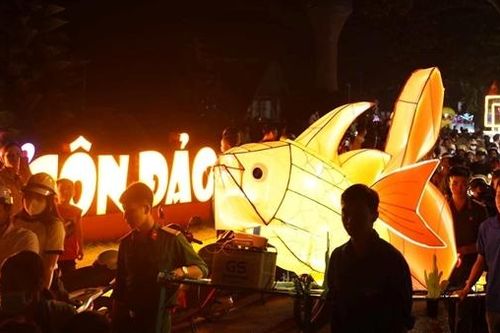 Hàng ngàn người tham dự Đêm hội Trăng rằm ở Côn Đảo