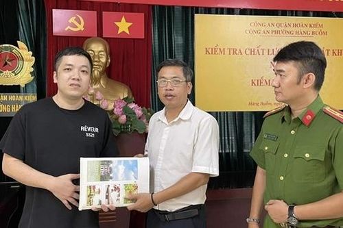 Công an phường Hàng Buồm trao trả tài sản bị mất cho người dân
