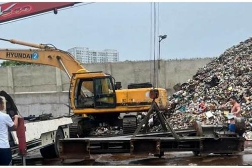 Thuê xe cẩu để trộm phế liệu dọc theo các tuyến đường