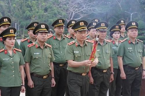 Cụm thi đua số 7, Bộ Công an dâng hương tưởng nhớ các Anh hùng Liệt sĩ tại Côn Đảo