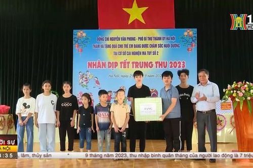 Lãnh đạo Thành ủy tặng quà trẻ em có hoàn cảnh khó khăn