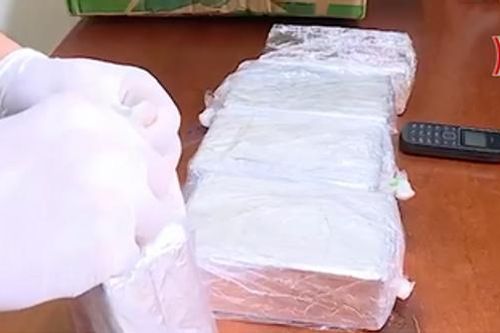 Bắt giữ đối tượng vận chuyển trái phép 10 bánh Heroin