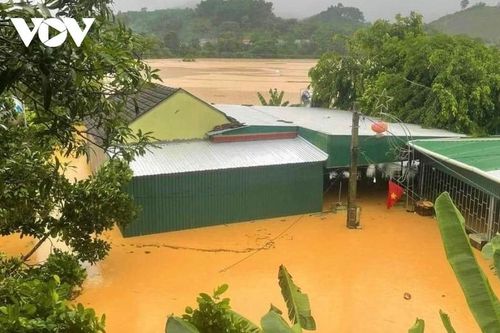 Hơn 1.000 nhà dân vẫn bị ngập, cô lập do mưa lớn