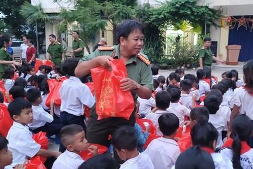 Mang Trung thu đến với trẻ em nghèo Raglai