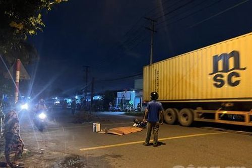 Hai xe máy va chạm đêm Trung thu, 1 người tử vong, 2 học sinh bị thương