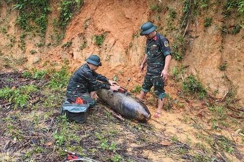 Hủy nổ thành công quả bom nặng 340kg được phát hiện trong mưa lũ