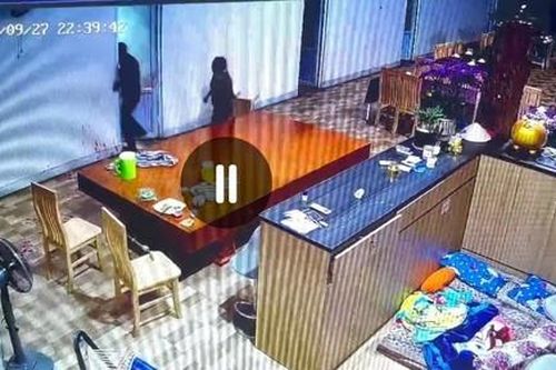 Người đàn ông gây án mạng vì ghen tuông khi bồng con đến gặp vợ đã ở riêng
