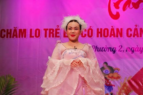 Việt Hương, Minh Nhí mang Trung thu vui vẻ, ấm áp đến với trẻ em
