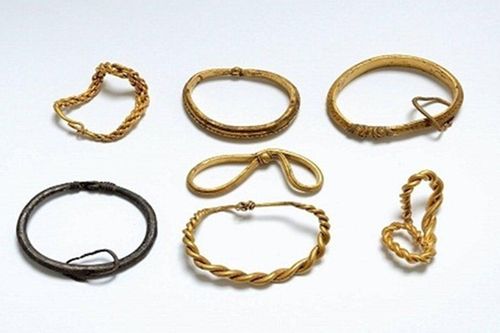 Dùng máy dò kim loại, người phụ nữ tìm thấy kho báu lớn nhất của người Viking