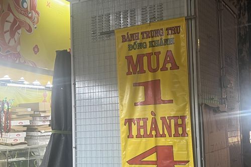 Bánh Trung thu bán tháo vẫn ế ẩm, chủ hàng tính mang đi từ thiện
