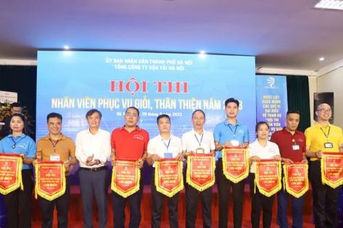 Nhân viên xe buýt thi đua nâng cao kiến thức, kỹ năng