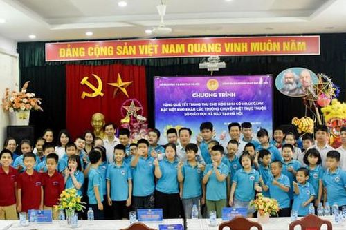 150 học sinh trường chuyên biệt được tặng quà Tết Trung thu
