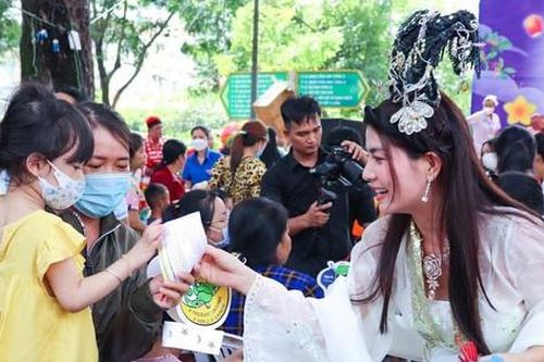 Trung thu trong bệnh viện: Để em nhỏ nào cũng có Tết