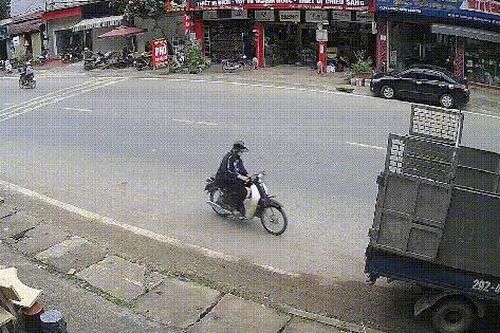 Vừa đi xe máy, vừa mải lướt điện thoại và cái kết... đau mồm