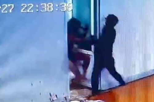 Đánh ghen vì nhìn thấy vợ hờ ở trong phòng ngủ với người đàn ông khác