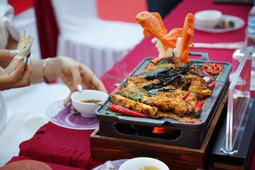 Ấn tượng màn quảng diễn 'cá lăng đốt trà cổ thụ Shan tuyết' của nghệ nhân Lê Văn Khánh ở Lễ hội Thành Tuyên