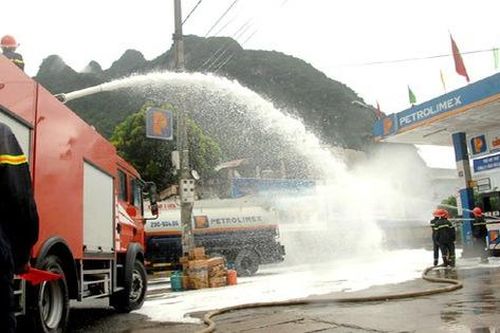 Cháy xăng dầu luôn gây ra thiệt hại lớn, chữa cháy bằng cách nào để nhanh gọn, hiệu quả?
