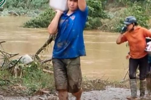 Xót xa hình ảnh tan hoang nơi tâm lũ Nghệ An: Hơn 1000 nhà ngập, tài sản mất trắng