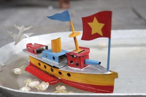 Tàu thủy chạy dầu hỏa - món đồ chơi Trung thu độc đáo đầu thập niên 90