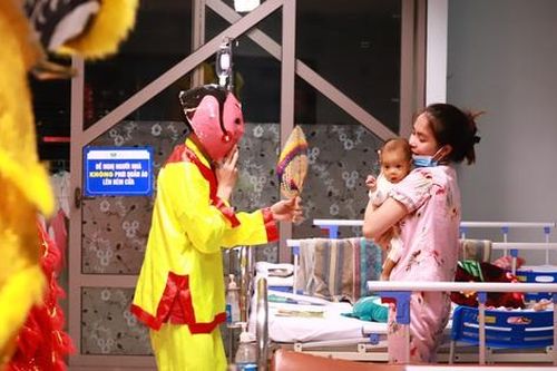 Múa lân ngay tại phòng bệnh, mang Trung thu đến với các bệnh nhi
