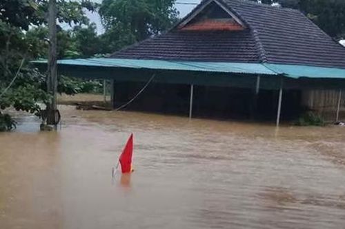 Lũ ngập tận nóc nhà, cụ bà 85 tuổi thoát chết nhờ chiếc đệm hơi